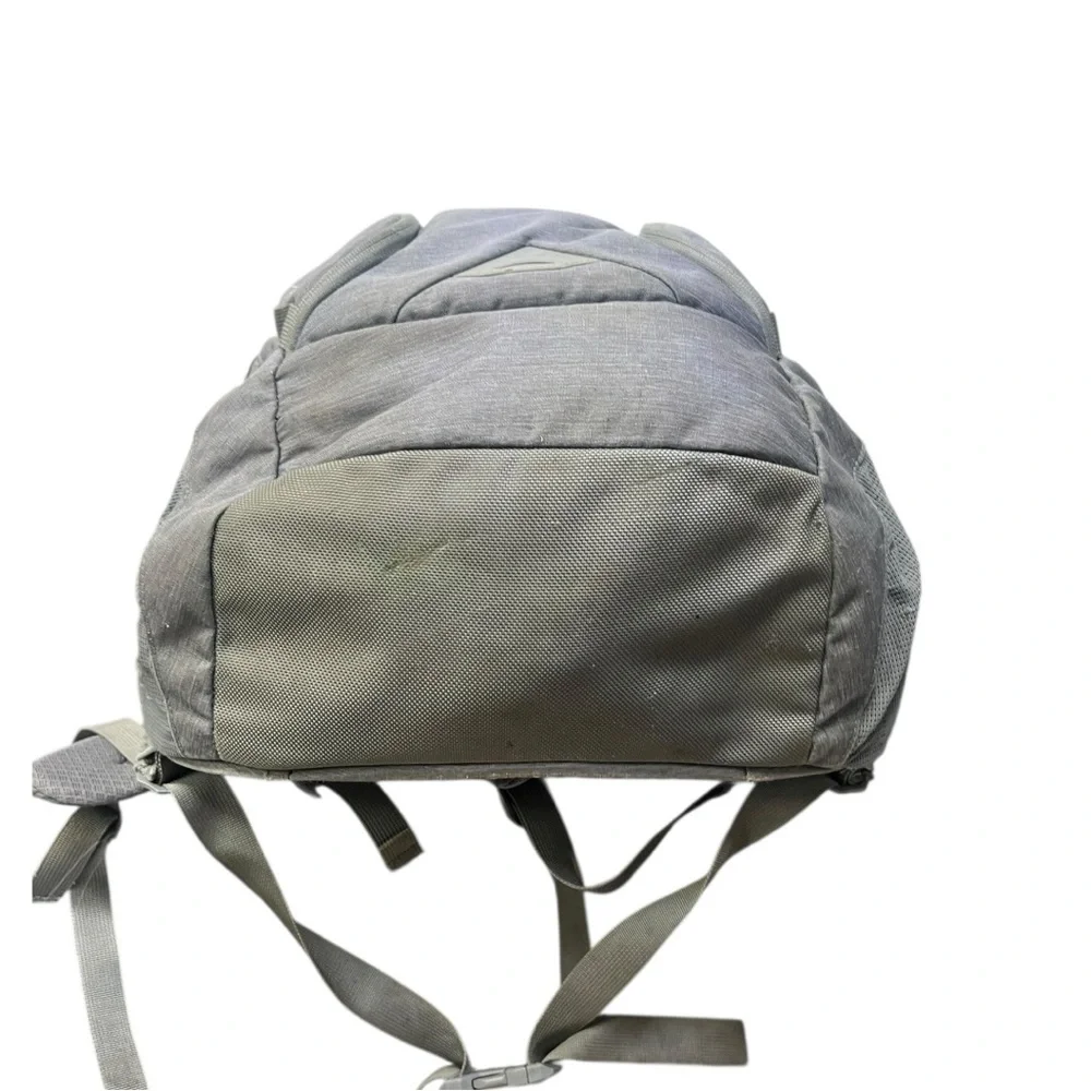 🎒 The North Face Gray “Mainntame” Backpack | Hiking Travel Daypack‎